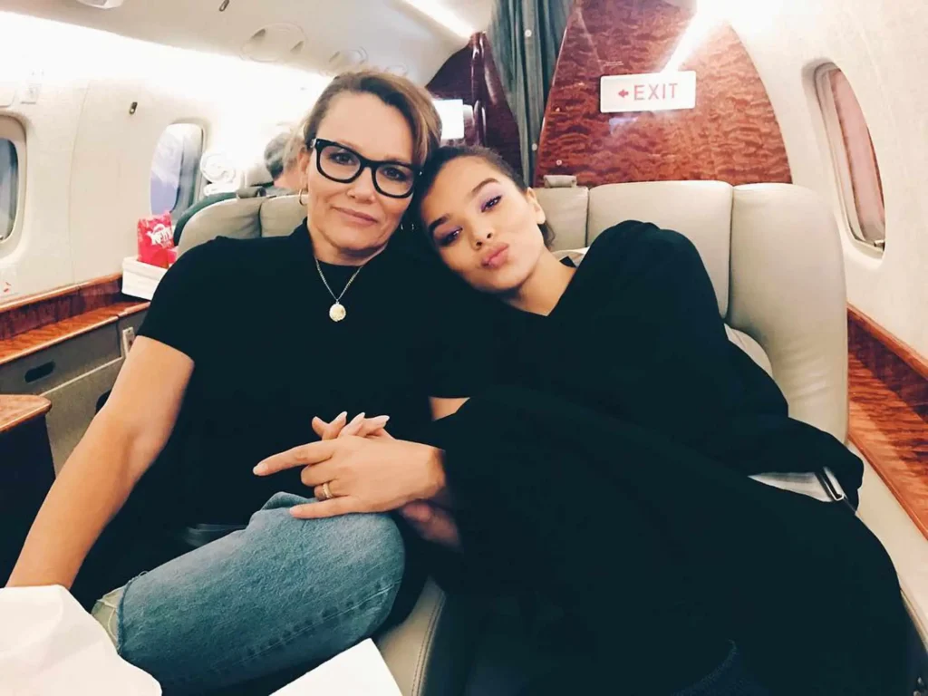 Cheri Steinfeld as Hailee's Manager